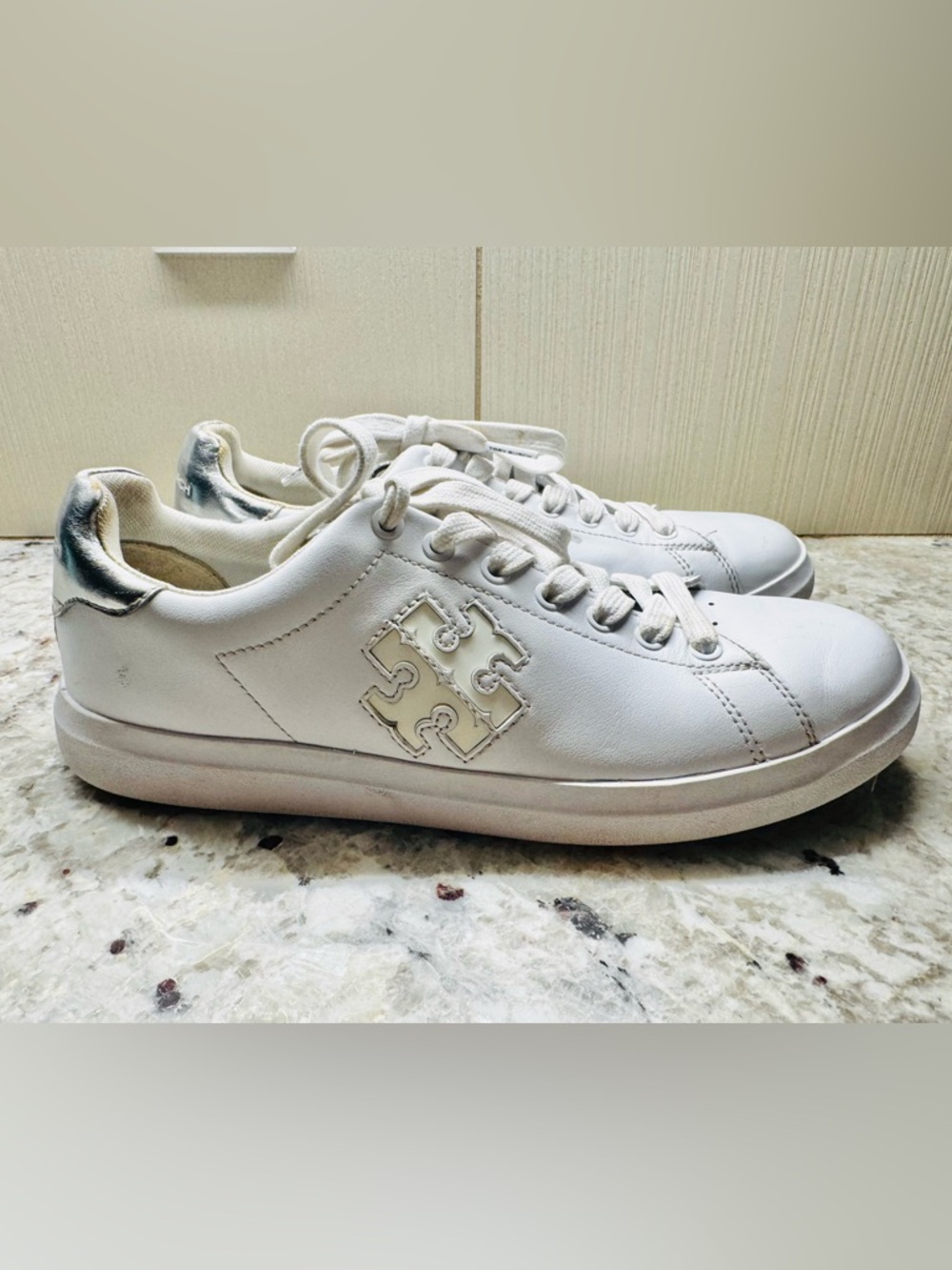 Tory Burch Double T Howell Court Sneaker with Silver Metallic Heel Sz 7 - Picture 3 of 10